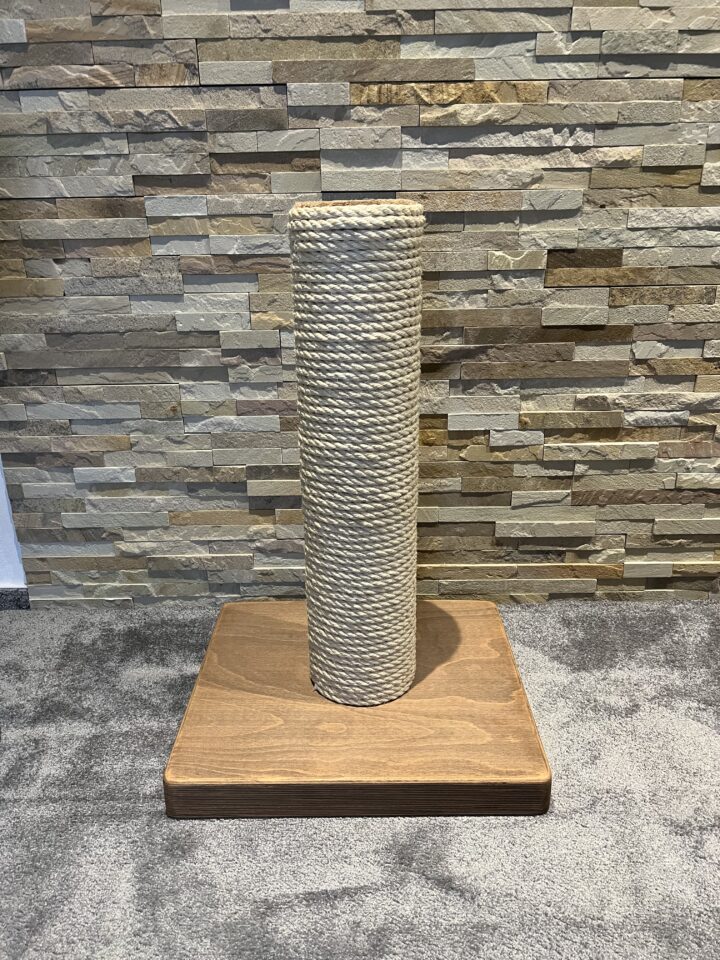 Škrabadlo celodřevěný kůl (74 cm)
