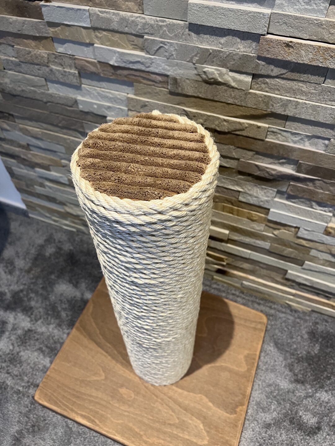 Škrabadlo celodřevěný kůl (74 cm) - Image 4
