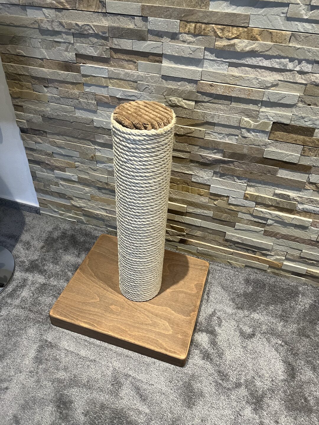 Škrabadlo celodřevěný kůl (74cm)