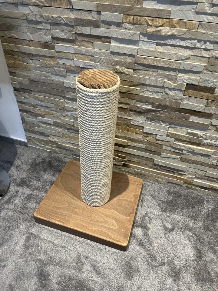 Škrabadlo celodřevěný kůl (74cm)