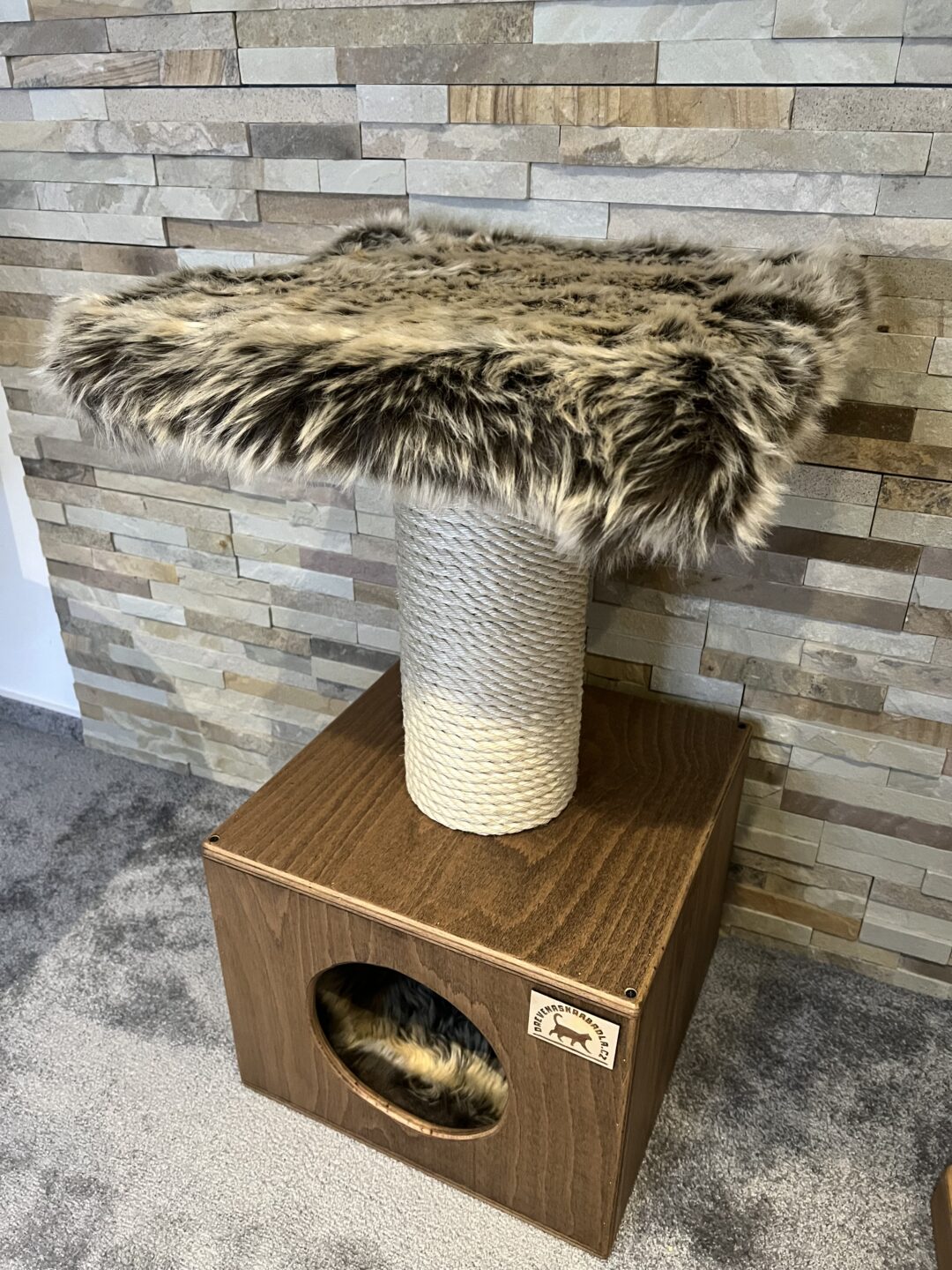 Škrabadlo celodřevěné s boudičkou (77 cm) - Image 3