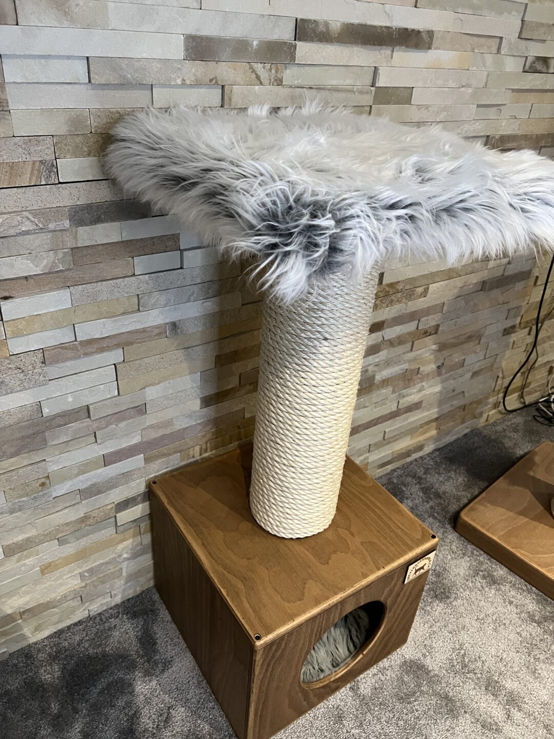 Škrabadlo celodřevěné s boudičkou (97 cm) - Image 4